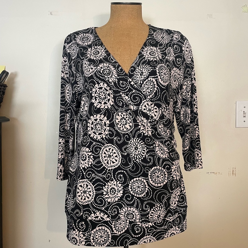 j.t.b. Women’s bk/wh flower design blouse crossover V at chest size XL